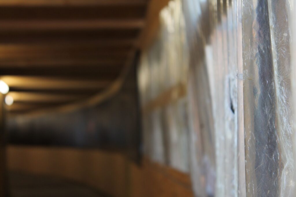 beskadiget og ødelagt plastvæg