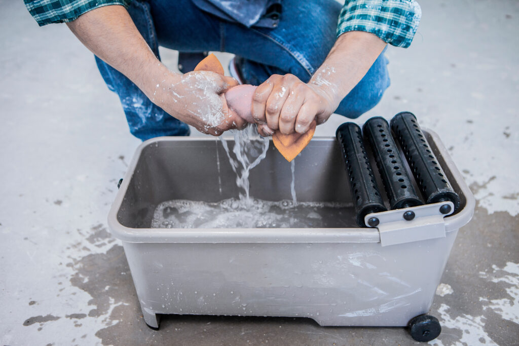 Billede af man der vasker gulv efter skade